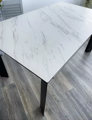 Стол CREMONA 140 KL-99 Белый мрамор матовый, итальянская керамика / черный каркас, ®DISAUR
