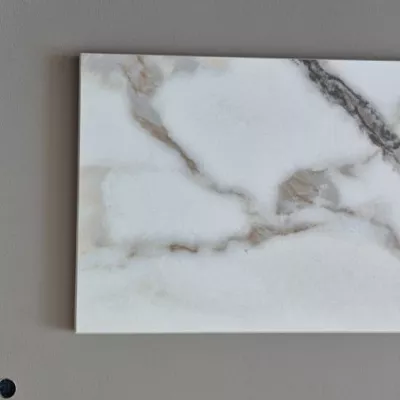 Стол АДАЖИО 115 КРУГЛЫЙ цвет МРАМОР (GILT WHITE), керамика / Латте каркас