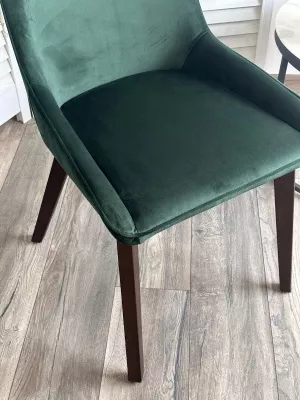 Стул CRISTIAN Future-073 изумрудный, велюр / орех, ®DISAUR