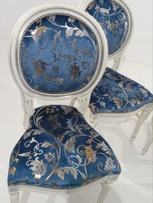 3246/SR Стул, P66 белый с патиной и серебряными деталями / ткань UPH GENE 3057 LIGHT BLUE СКИДКА 50%